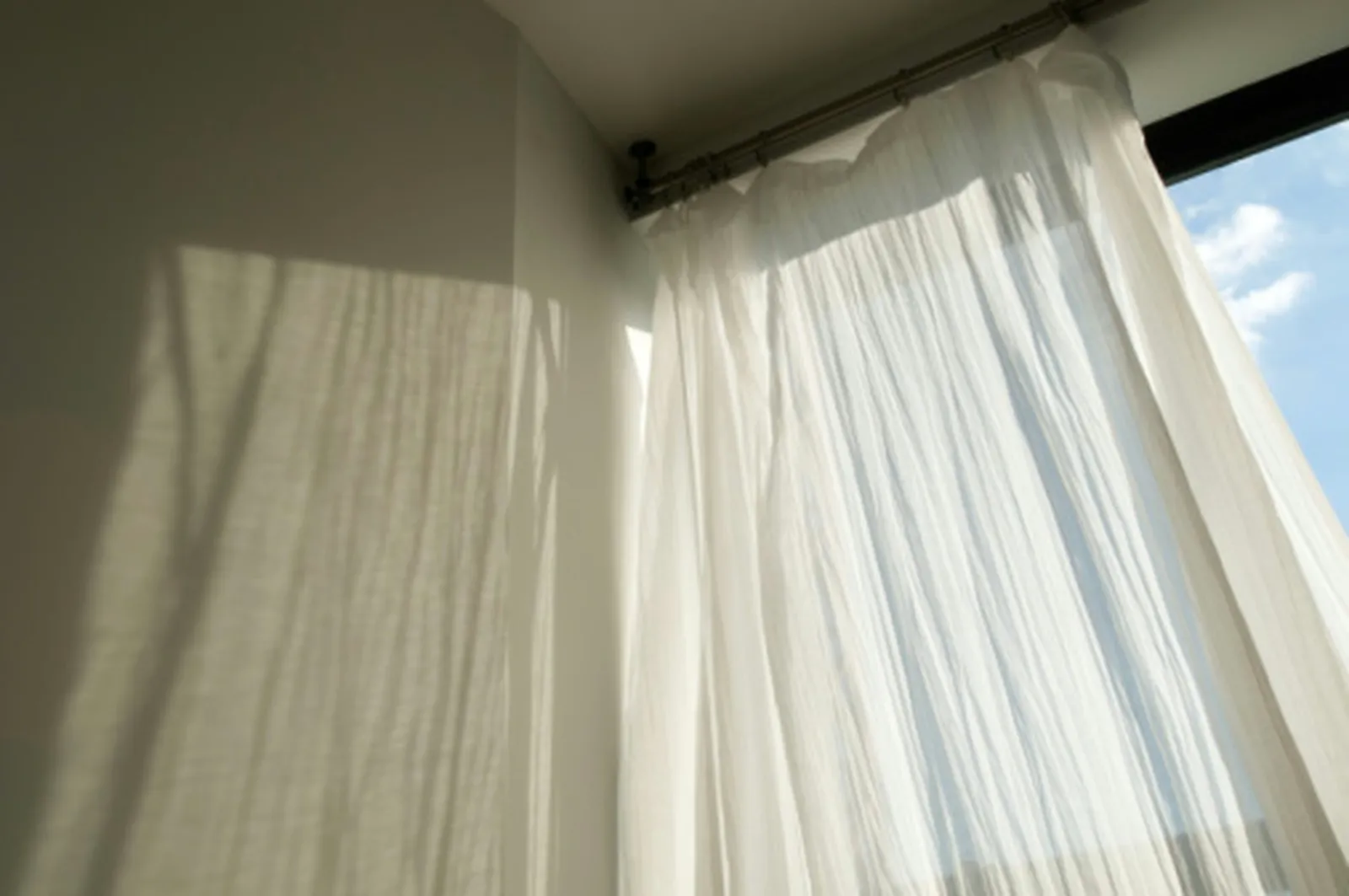 A Step-by-Step Guide to Attaching Curtain Rings with Needle and Thread
