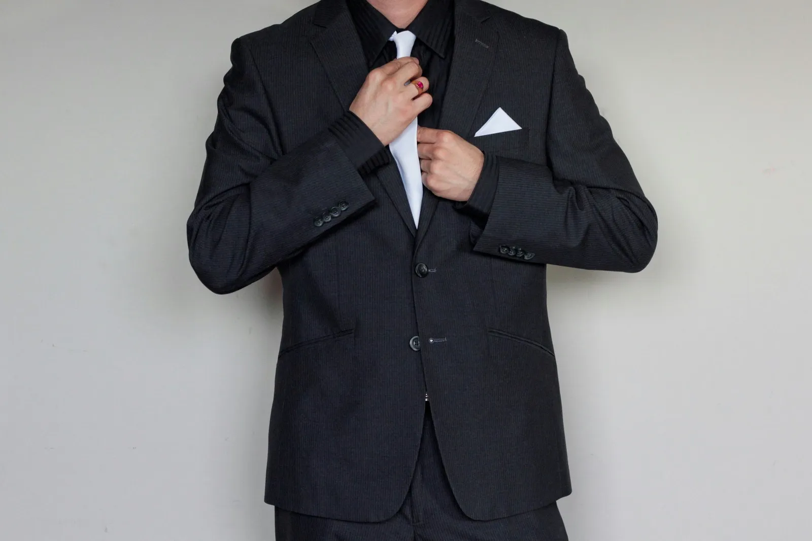 Vegas Party Fashion: A Guide to Channeling the Casino Glamour