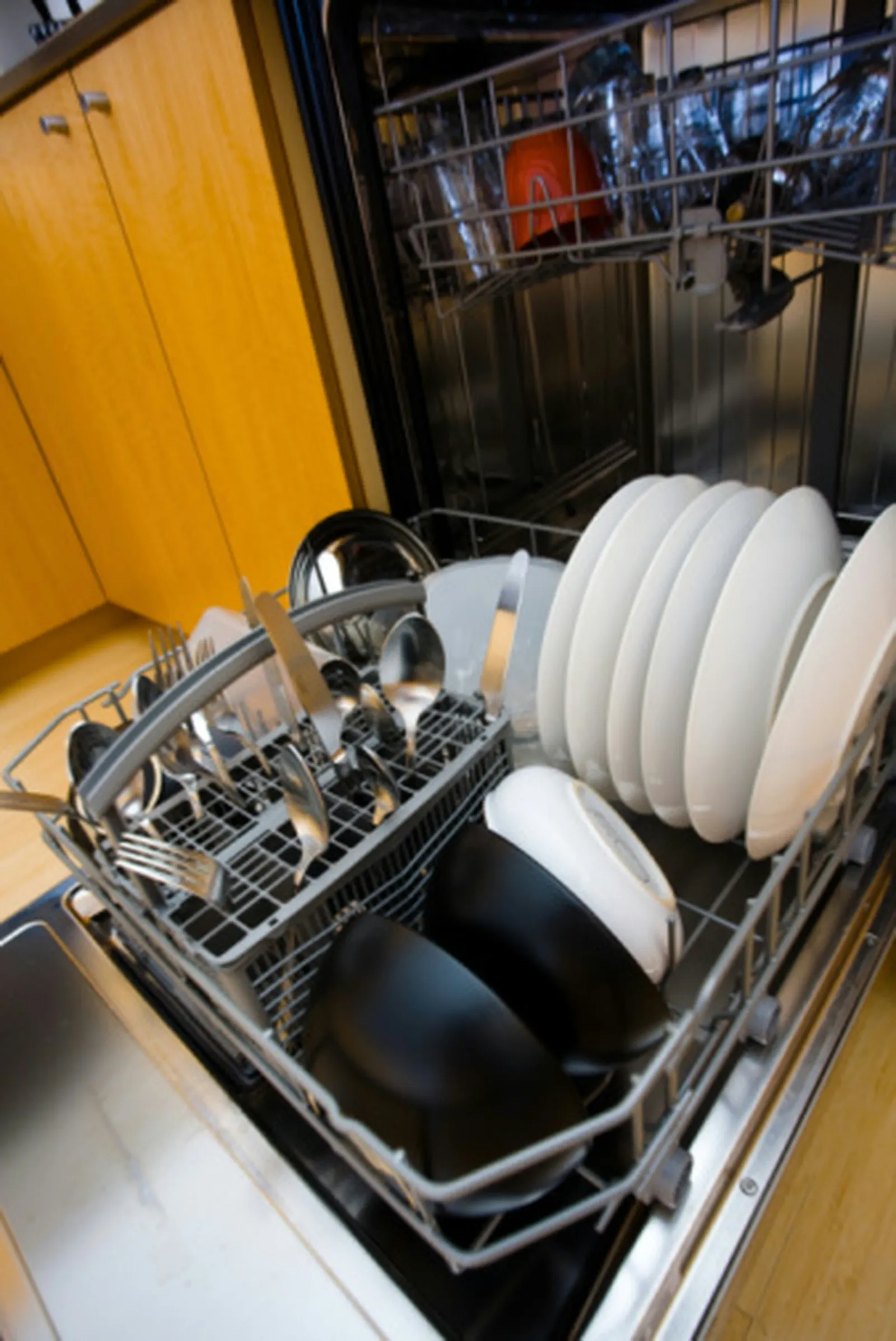 Safely Washing Melamine Dishes in the Lower Dishwasher Rack