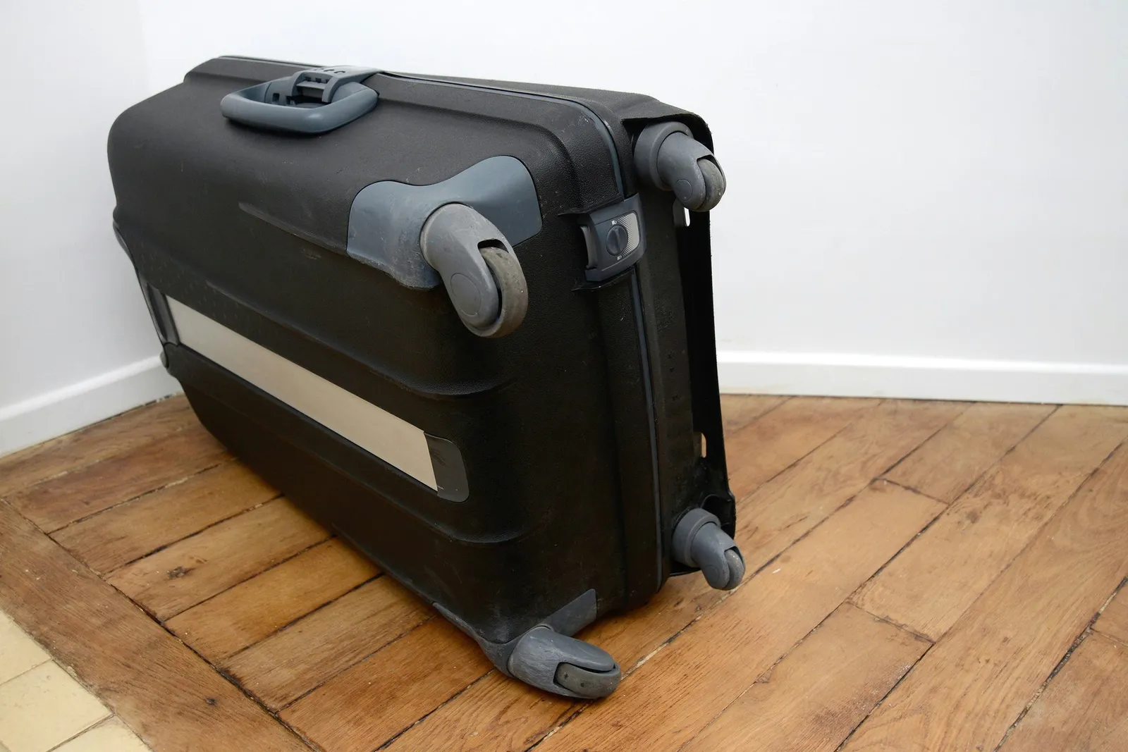 Taking the Wheel Assemblies Off a Samsonite Bag: A Step-by-Step Guide
