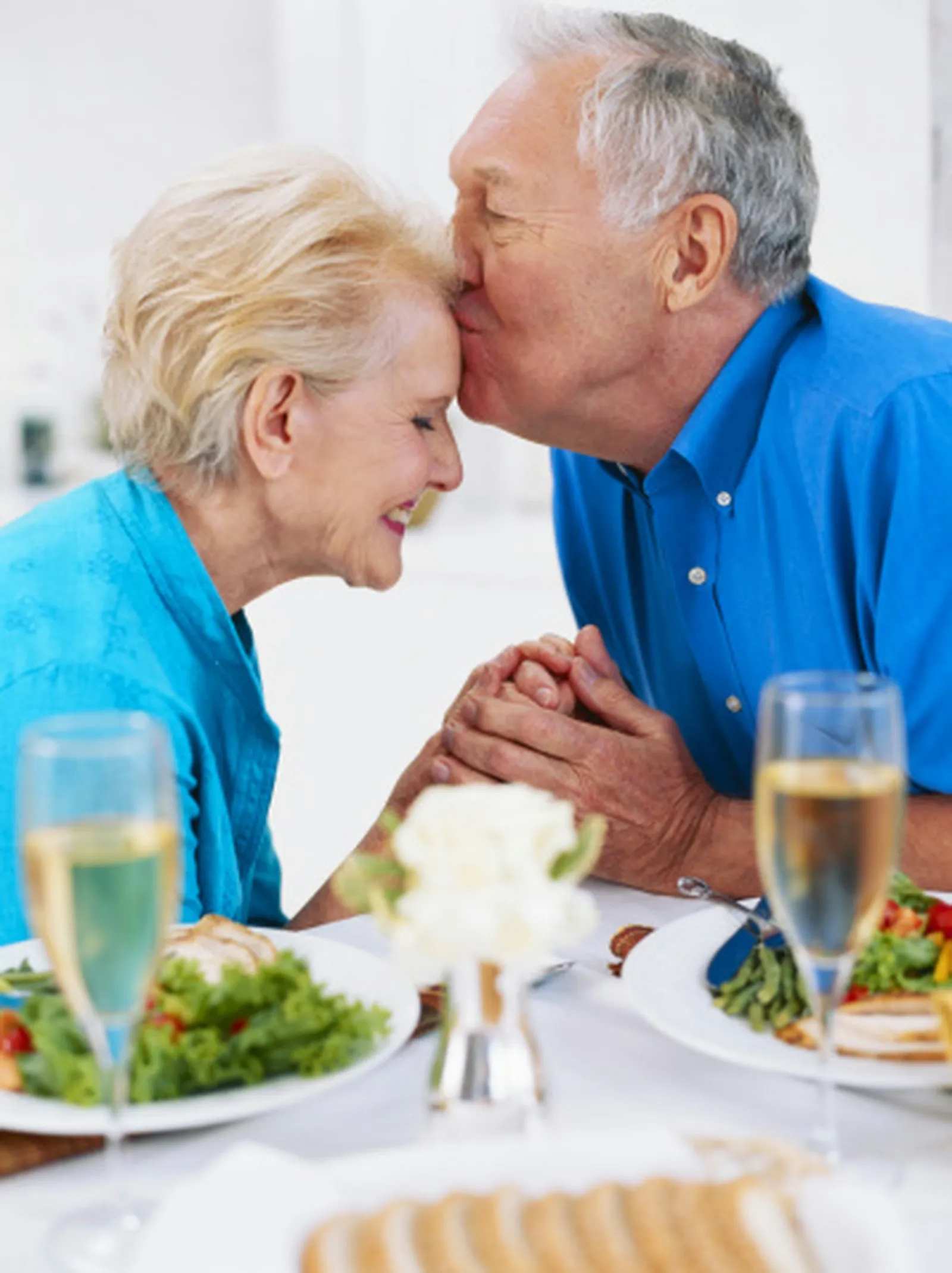 Celebrating Her 80th: Thoughtful Party and Gift Suggestions