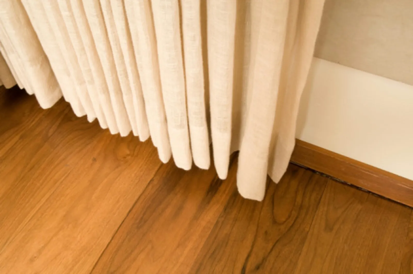 A Guide to Installing Insulating Drapes at a Staircase Opening