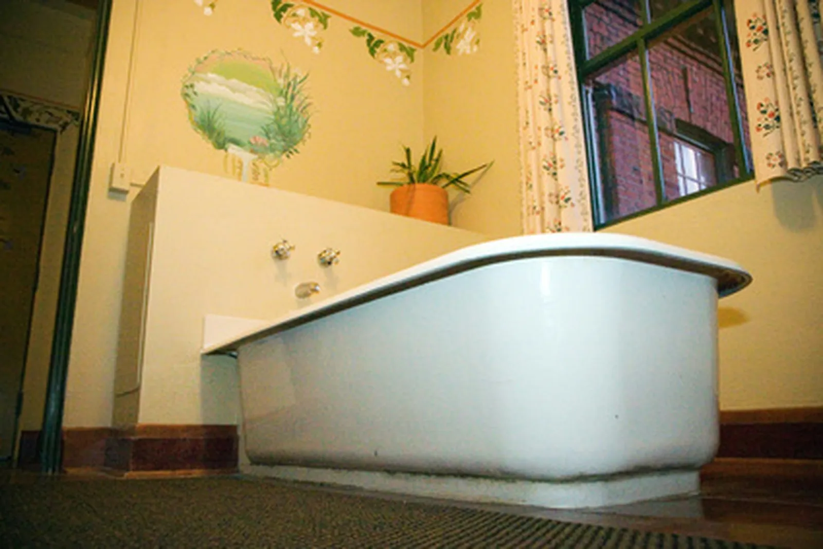 Restoring a Cast Iron Bathtub: Effective Repair Methods