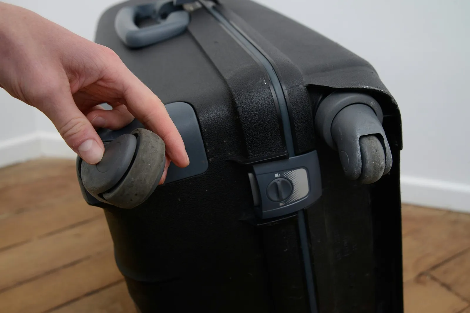 Taking the Wheel Assemblies Off a Samsonite Bag: A Step-by-Step Guide