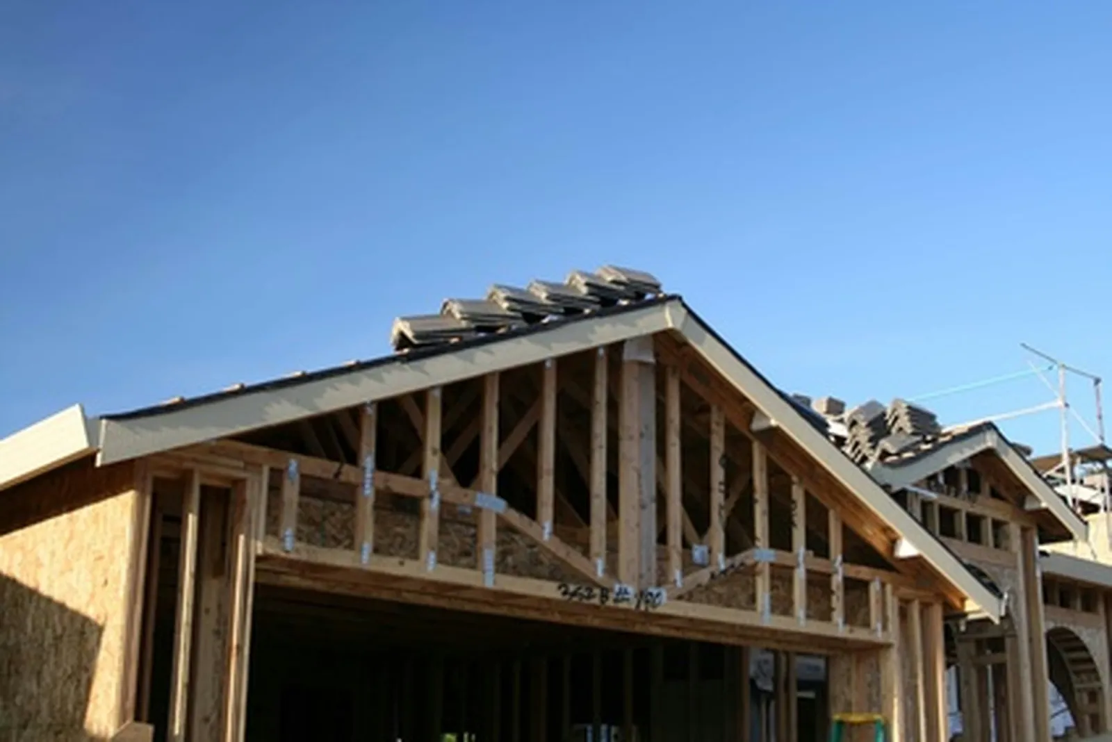 Truss Roofs and Conventional Roofs: How Do They Compare?