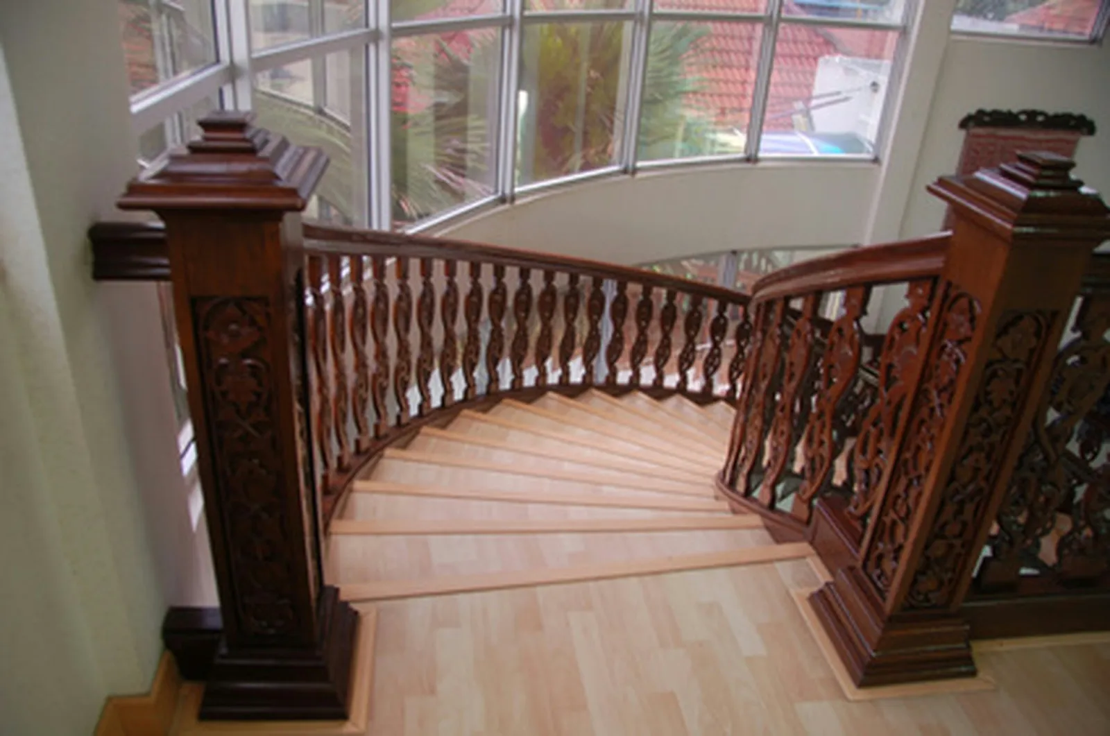 Carpeting Pie-Shaped Stairs: A Step-by-Step Guide to the French Tuck Method