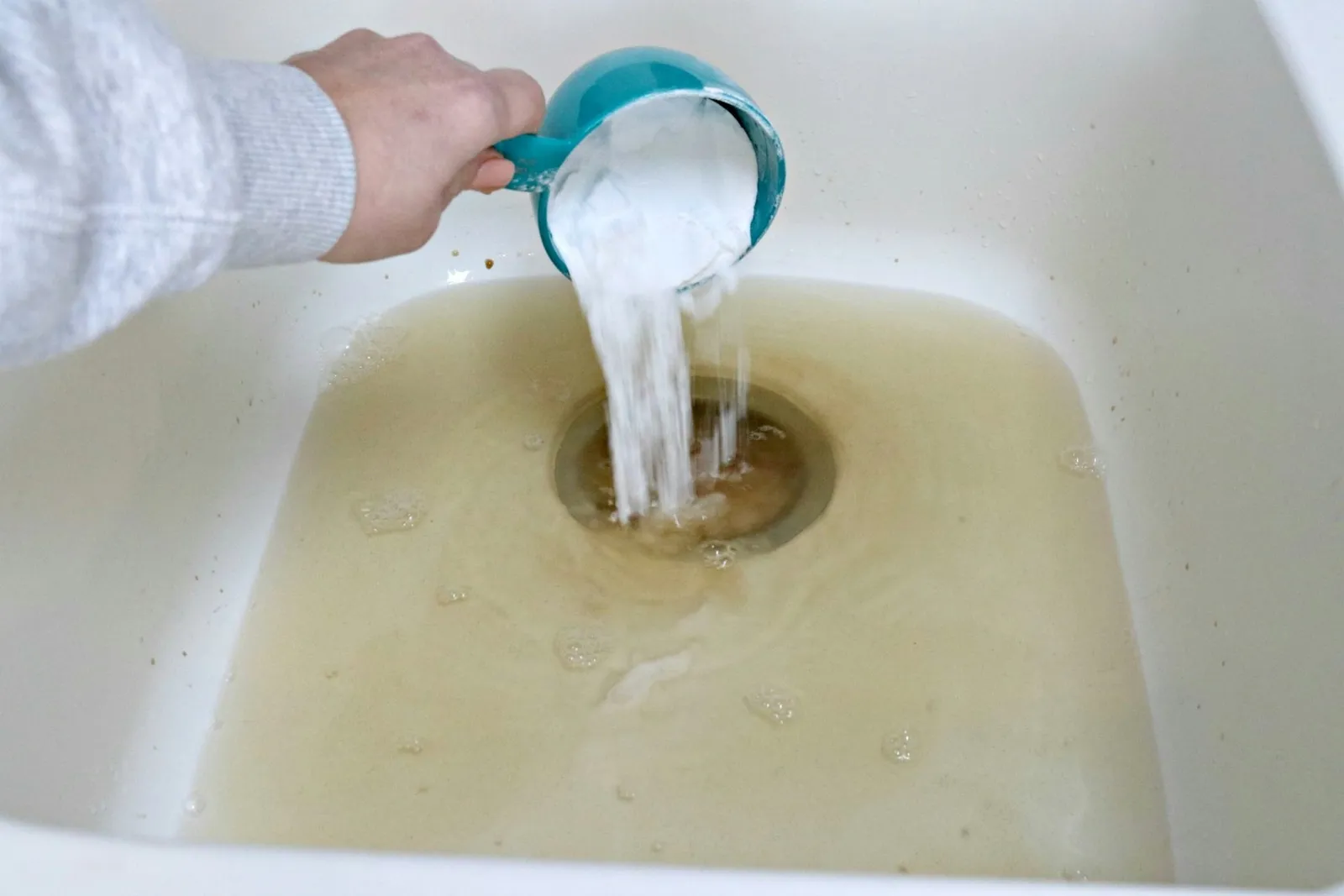 unclog sink drain with baking soda