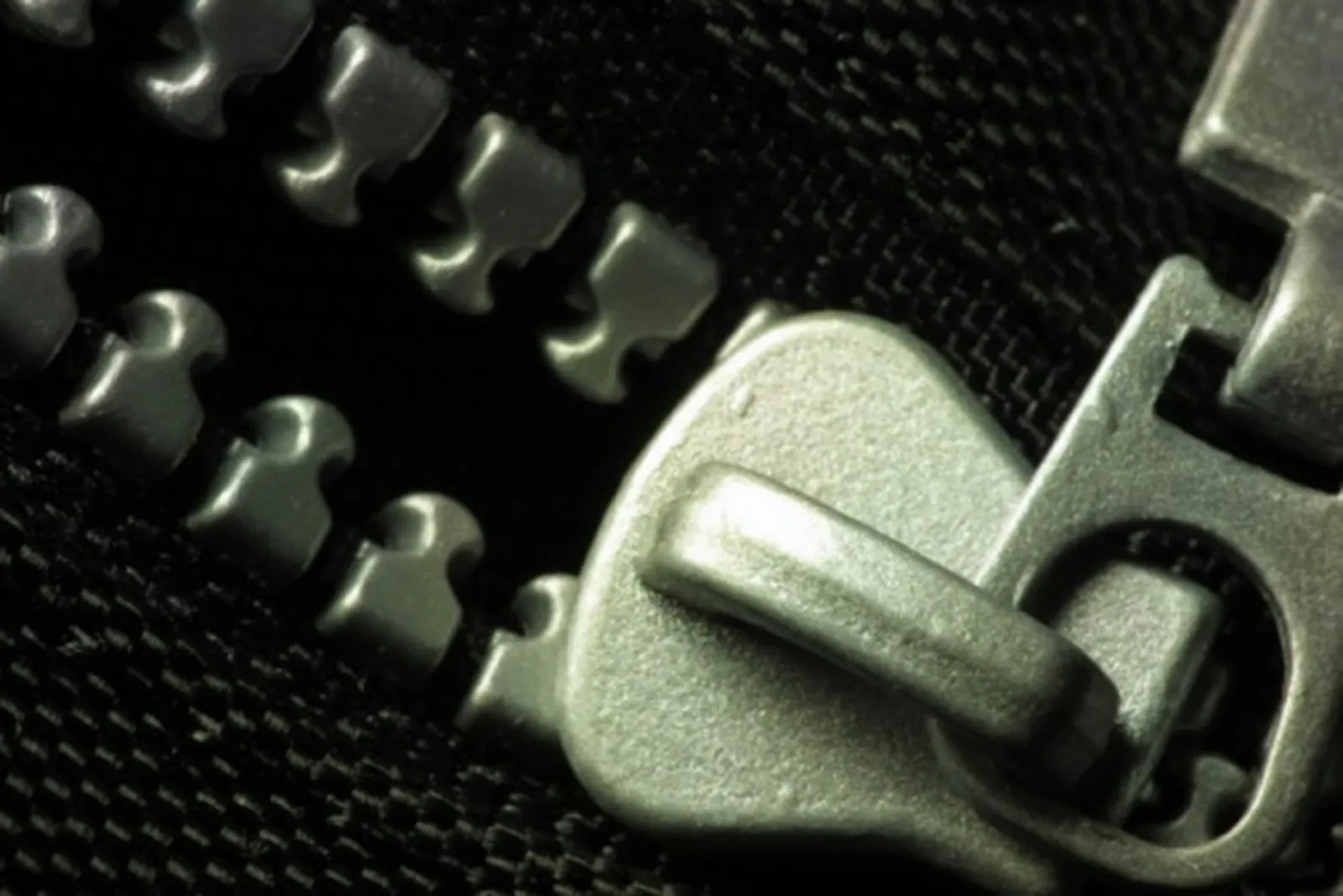 Sewing a Zipper Into a Pillow Cover: A Step-by-Step Guide